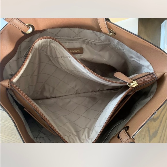 Michael Kors Tote. NWT - Picture 6 of 7
